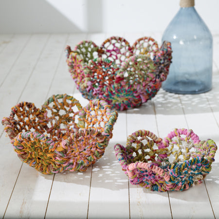Colorful Jute Baskets With a Scalloped Edge